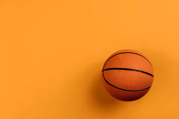 Мяч для корзинки мяч на оранжевом фоне — стоковое фото