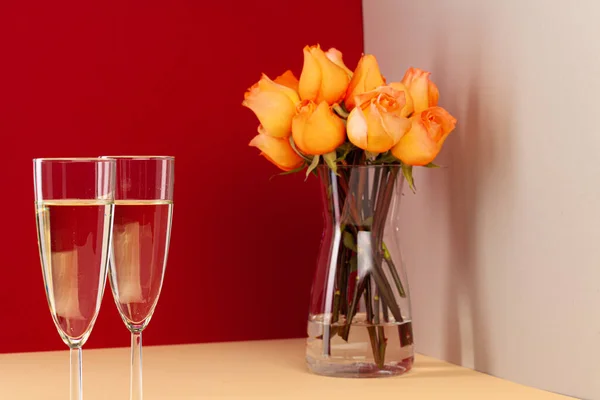 Şampanya kadehlerinin resmi ve vazoda güller. — Stok fotoğraf