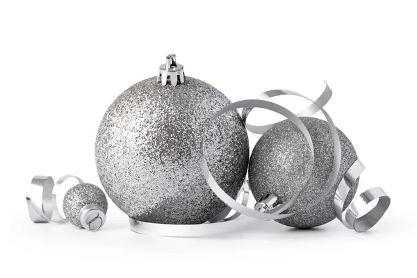 Bola de Navidad brillante de plata aislada sobre fondo blanco — Foto de Stock