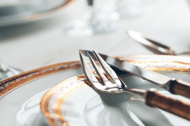 Sofra takımları, çatal bıçaklar ve cam takımlarla güzel bir yemek için yakın çekim.