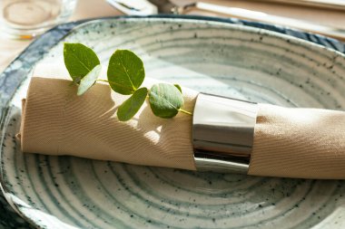 Yeşil seramik tabakta pamuklu peçeteyle servis yapmak çok şık.