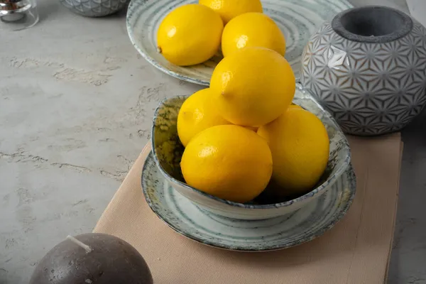 장식용 레몬 몇 개가 있는 새로운 세라믹 식기 — 스톡 사진