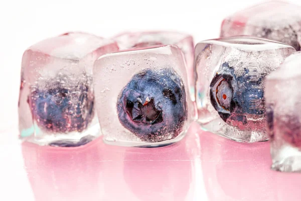 Cubos de hielo con bayas para cócteles de verano —  Fotos de Stock