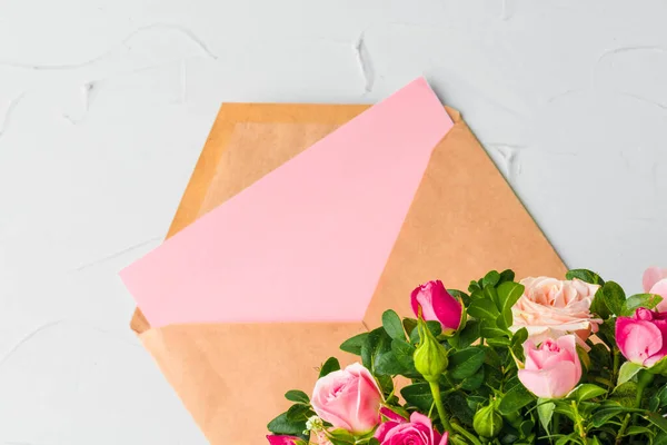 Паперовий конверт з купою квітів — стокове фото