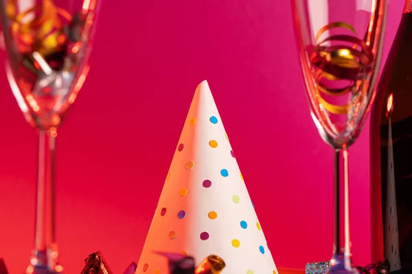 Verres à champagne avec moule de fête sur fond lumineux — Photo