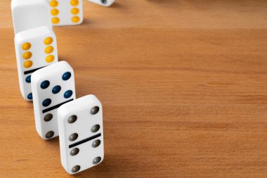 Tahta masadaki beyaz domino zarları.