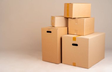 Gri arkaplanda kahverengi mogging kutuları yığını