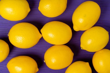 Mor ahşap arkaplanda limon manzarası