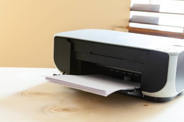 Üzerinde yazıcı olan bir ofis masasını kapat