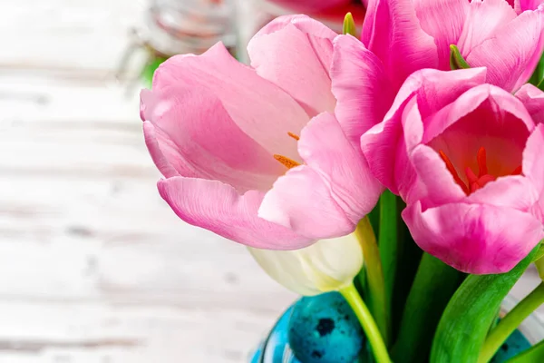 Świeże pąki tulipan wiosna przeciwko białej cegły ściany zbliżyć — Zdjęcie stockowe