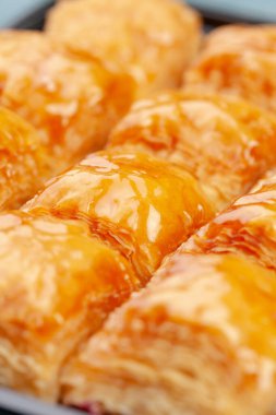 Yığılmış Türk baklava tatlısını yakın plan tabağa koy.
