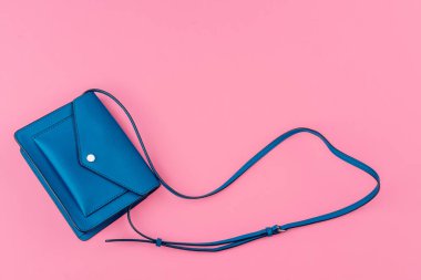 Pembe arka planda küçük bir kadın el çantası.