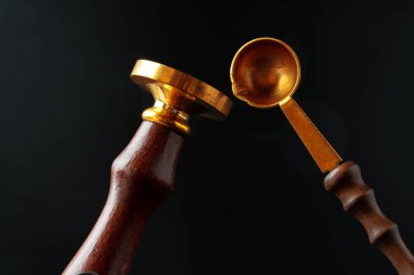 Koyu siyah arkaplanda balmumu mühür