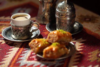 Küçük bir fincan Türk kahvesi ve Türk baklavası
