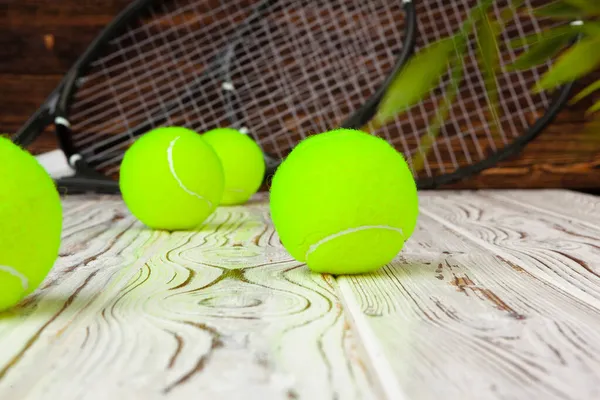 Equipo de tenis en superficie de madera de cerca — Foto de Stock