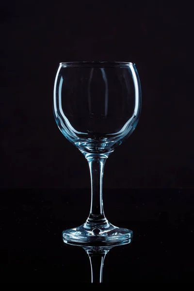 Ποτήρι κρασιού σε μαύρο φόντο, μπροστινή όψη — Φωτογραφία Αρχείου