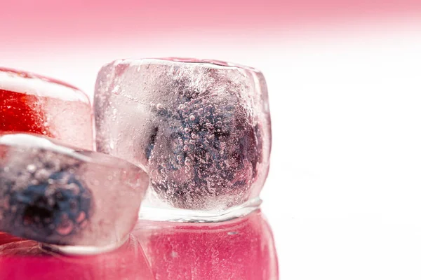 얼음에 얼린 싱싱 한 열매를 음료수 로사용 한다 — 스톡 사진