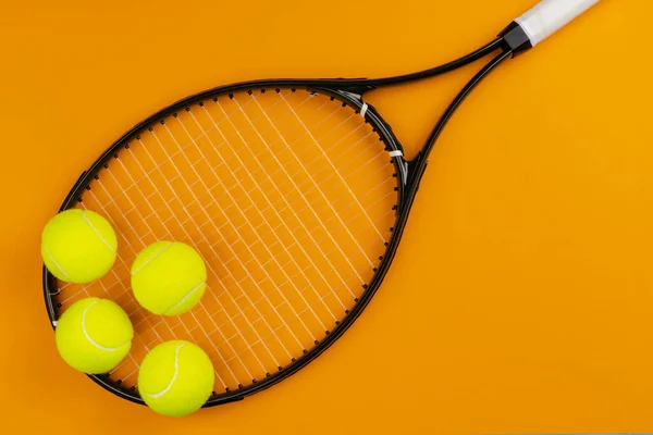 Sportovní vybavení pro tenisty. Tenisová raketa a míček — Stock fotografie