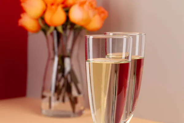 Foto da vicino di bicchieri di champagne con rose in un vaso — Foto Stock