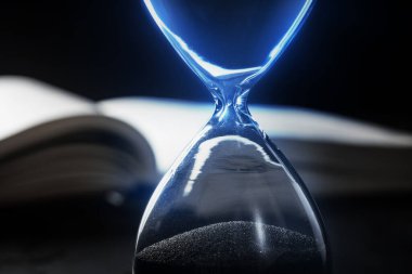 Kitabın arka planında kum saati veya kum saati ile kapatılmış