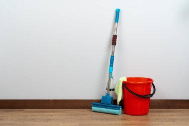 Ahşap zemini temizlemek için temizlik aletleri