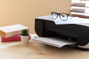 Üzerinde yazıcı olan bir ofis masasını kapat