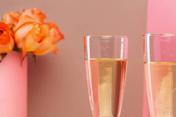 İki kadeh şampanya ve bir buket gül. — Stok fotoğraf