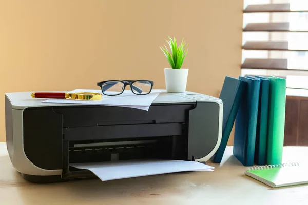 Feche de uma mesa de escritório com a impressora nele — Fotografia de Stock