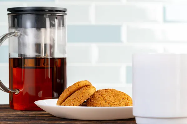 Té servido en una mesa de cocina de madera — Foto de Stock