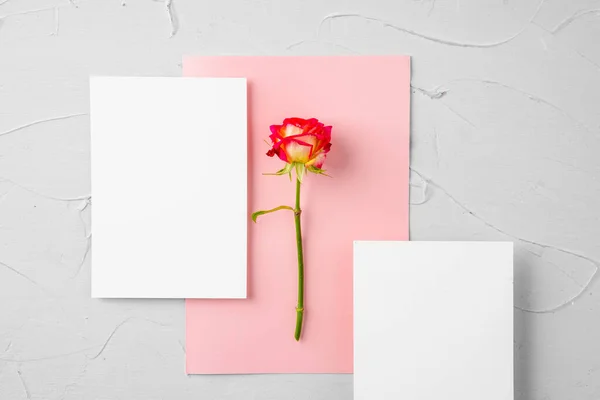 Vista superior de una carta de papel rosa y flores con espacio para copiar —  Fotos de Stock