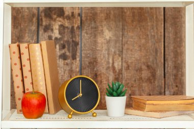 Süslü beyaz kitaplık grunge ahşap duvara karşı