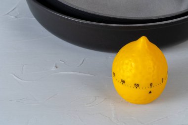 Mutfak tezgahında temiz ve kuru yemek kalıpları.