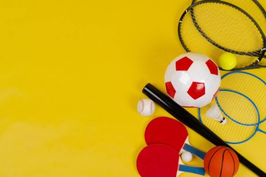 Spor aletleri düz konumda. Raket ve topların çeşitliliği