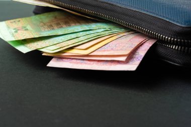 Para dolu mavi cüzdan Ukraynalı Hryvnia