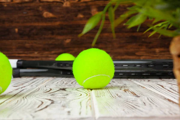 Equipo de tenis en superficie de madera de cerca — Foto de Stock