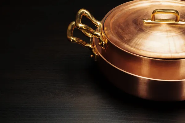 深色背景下的新复古铜制炊具 — 图库照片
