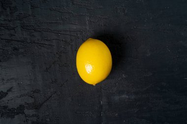 Siyah arkaplanda olgun limonun üst görünümü
