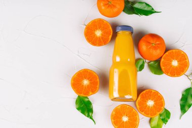 Olgun portakallı bir şişe portakal suyu.