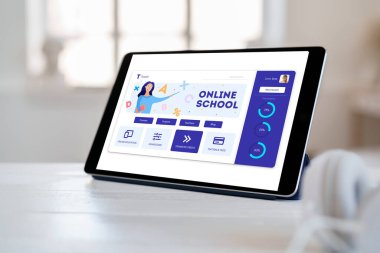 Beyaz ahşap masada dijital tablette E-öğrenme