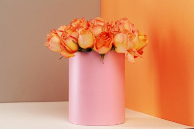 Güzel bir buket gülle dolu şapka kutusu