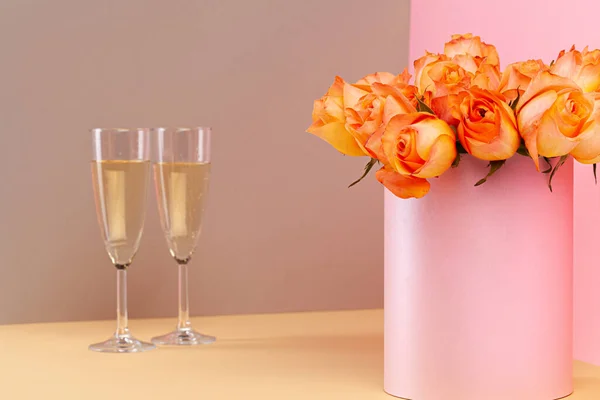 Due bicchieri con champagne e bouquet di rose — Foto Stock