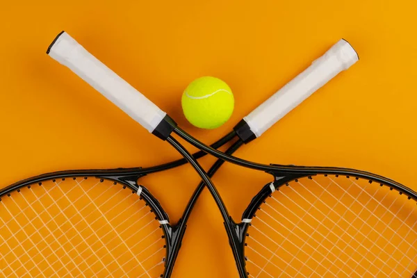 Tenista de tenis equipo deportivo. Raqueta de tenis y pelota — Foto de Stock