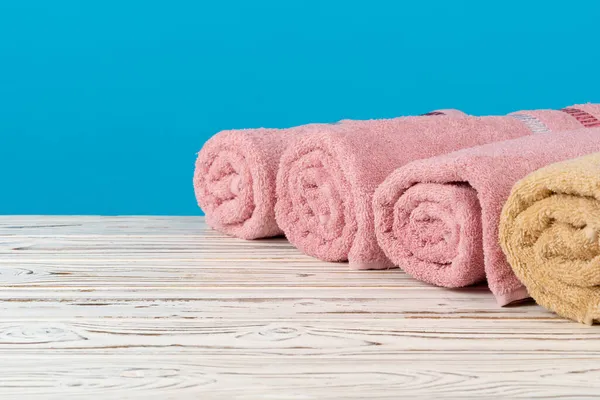 Montón de toallas enrolladas en una mesa de madera —  Fotos de Stock
