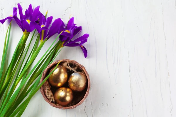Lesklá zlatá malovaná vejce s květinovými větvemi — Stock fotografie