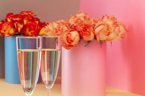 Due bicchieri con champagne e bouquet di rose — Foto Stock