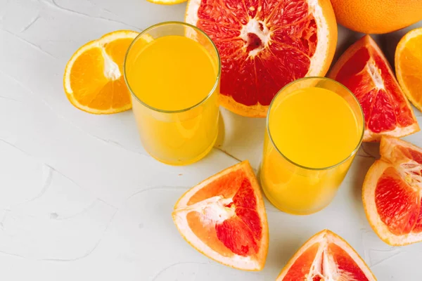 Dilimlenmiş turunçgiller sulu masayı yakın çekimde.