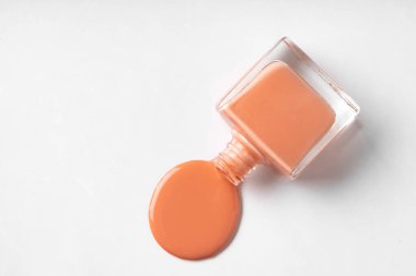 Beyaz arka planda dökülen tırnak macunu birikintisi.