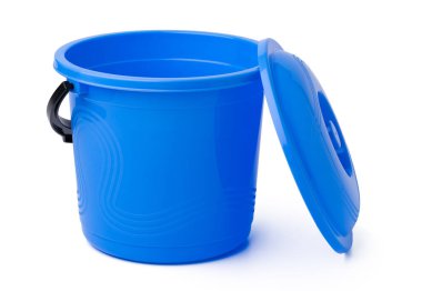 Tek plastik kova beyaz arkaplanda izole edilmiş.