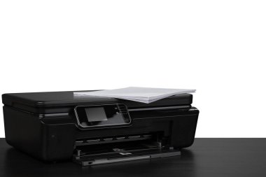 Masadaki lazer ev yazıcısı beyaz sırt çantasına karşı