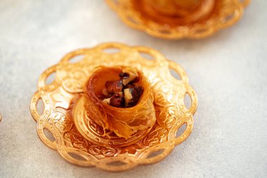 Türk baklavası ve Türk çayı gri zemin üzerinde doğu yemekleri